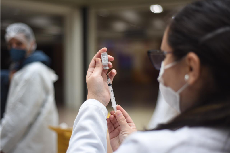 Colaboradores da Unisinos recebem a segunda dose da vacina contra a Covid-19