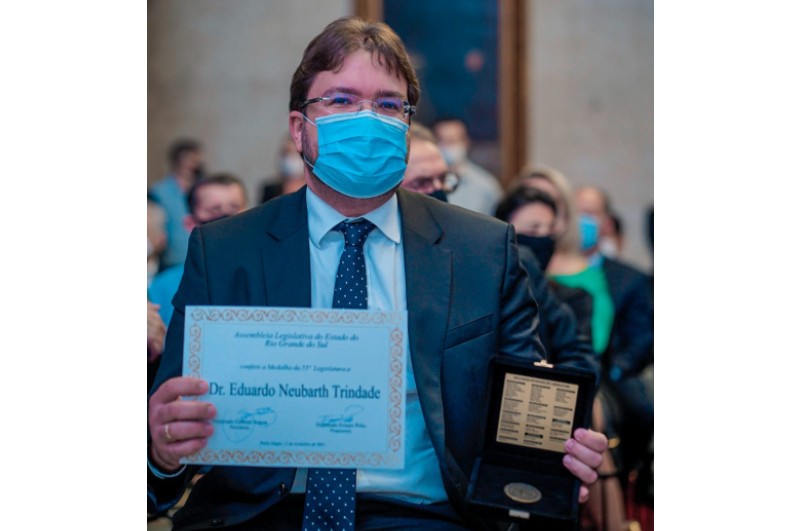 Médico Eduardo Neubarth Trindade recebe reconhecimento pelo enfrentamento à pandemia
