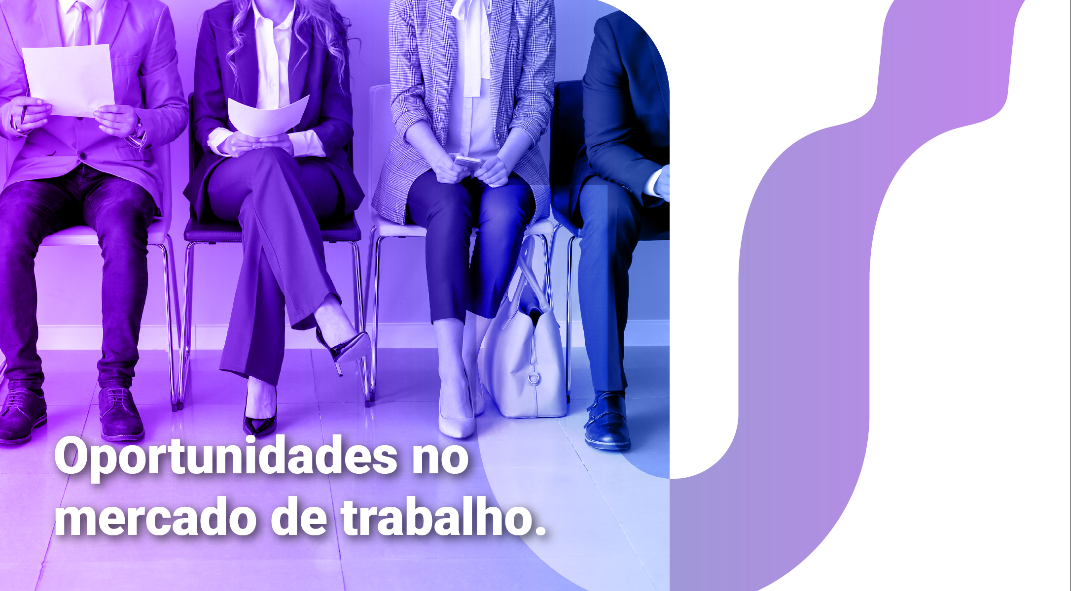 Mulher lendo pelo dispositivo móvel livros.