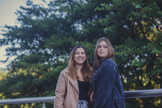 Garota vibrando com as duas mãos fechadas para cima