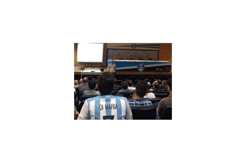 Jader Rocha palestra para alunos de Gestão de Clubes de Futebol