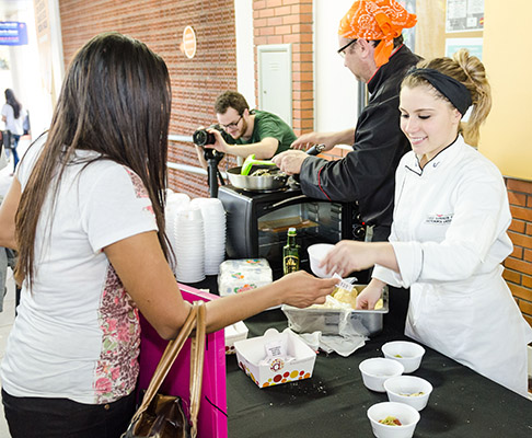 Chefs preparam receitas com plantas não-convencionais