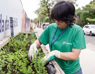 Unisinos inaugura floreira em Porto Alegre com distribuição de plantas