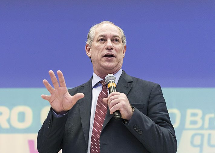 Ciro Gomes fala para os estudantes