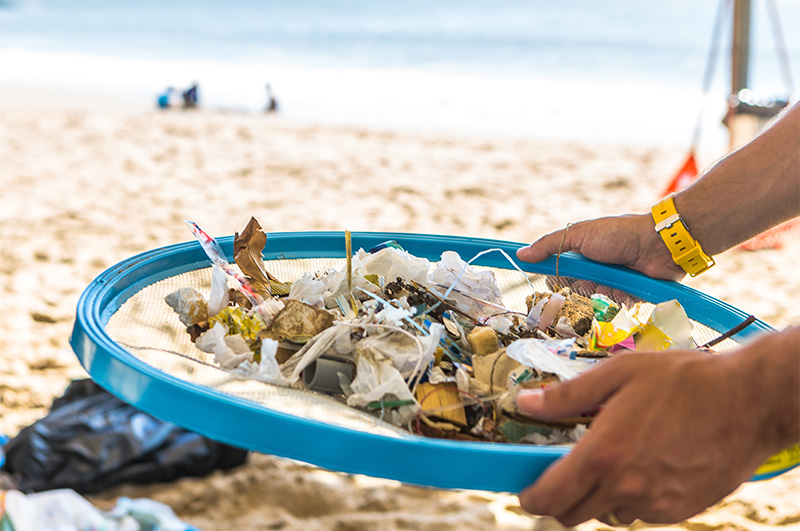 Alunos da Unisinos organizam ação de limpeza da Praia de Ipanema