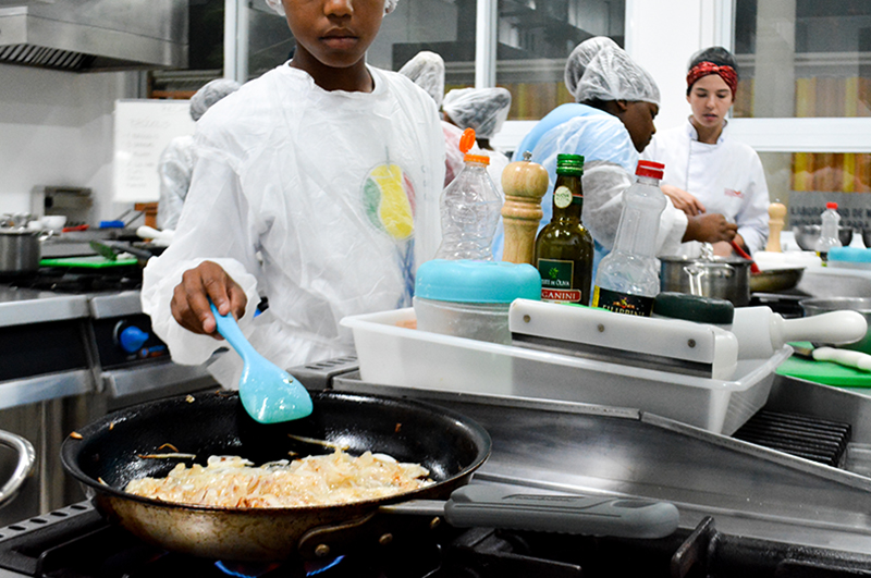 Alunos de Gastronomia ensinam panificação a moradores da Vila Kédi