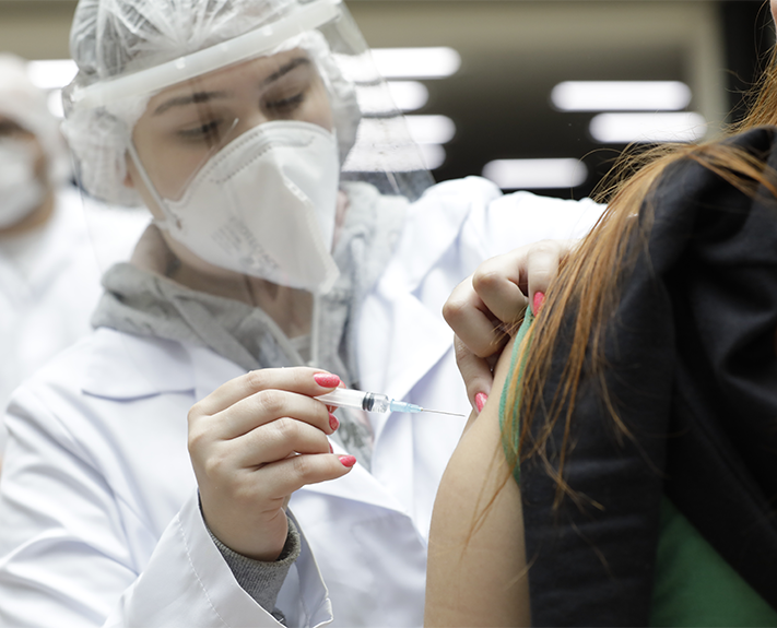 Alunos da Escola de Saúde aplicam vacina contra Covid-19 nos colaboradores da Unisinos
