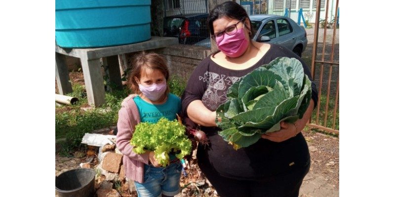 Na pandemia, alimentos cultivados em projeto social são doados a famílias dos participantes