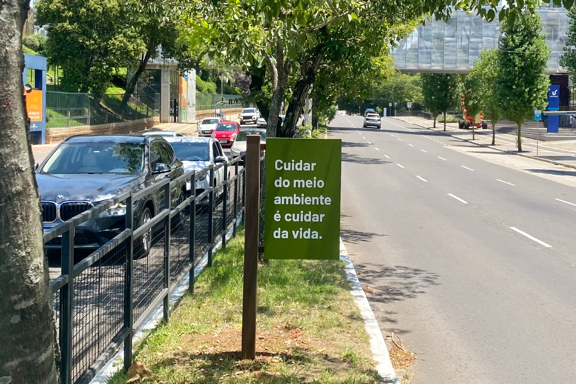 Unisinos e Colégio Anchieta finalizam obras de canteiro central de avenida em Porto Alegre  