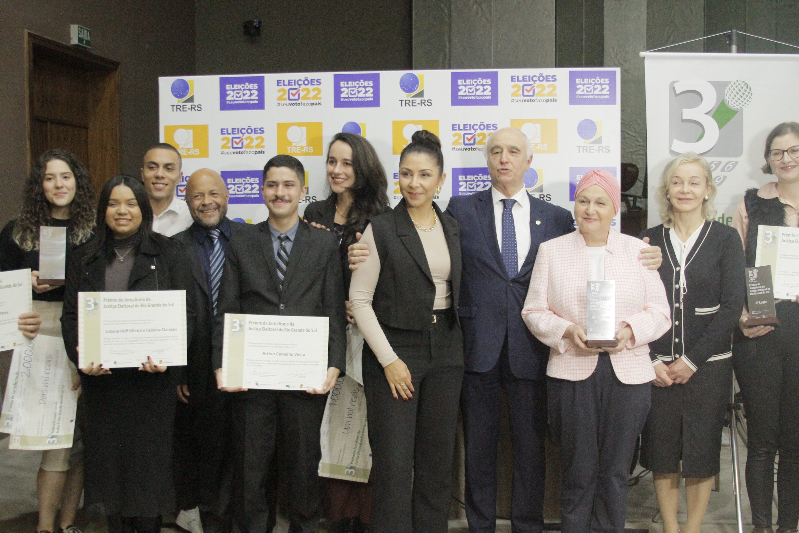 Alunos da Unisinos recebem prêmio de Jornalismo do TRE