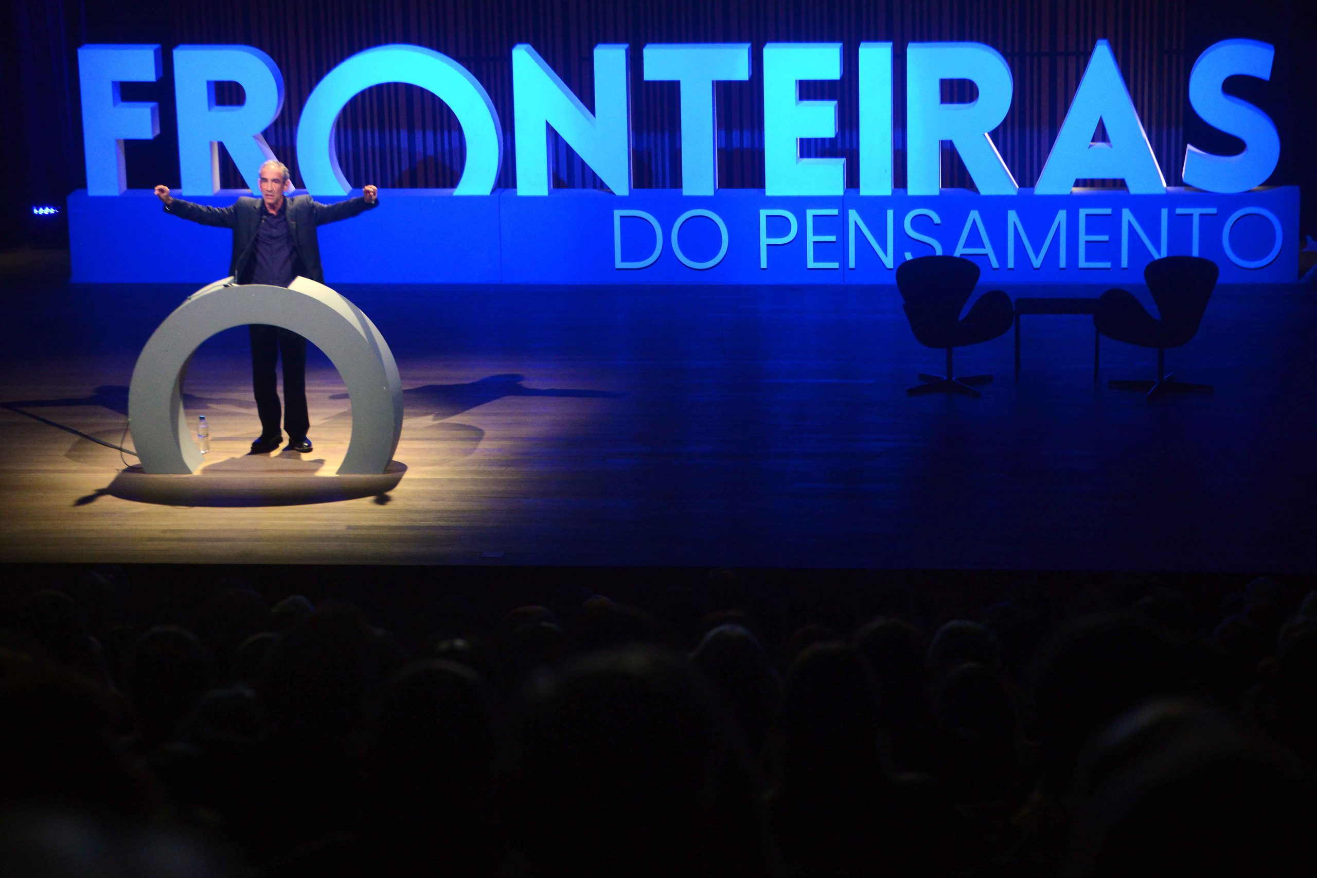 No Fronteiras do Pensamento, Douglas Rushkoff analisa os impactos da tecnologia  