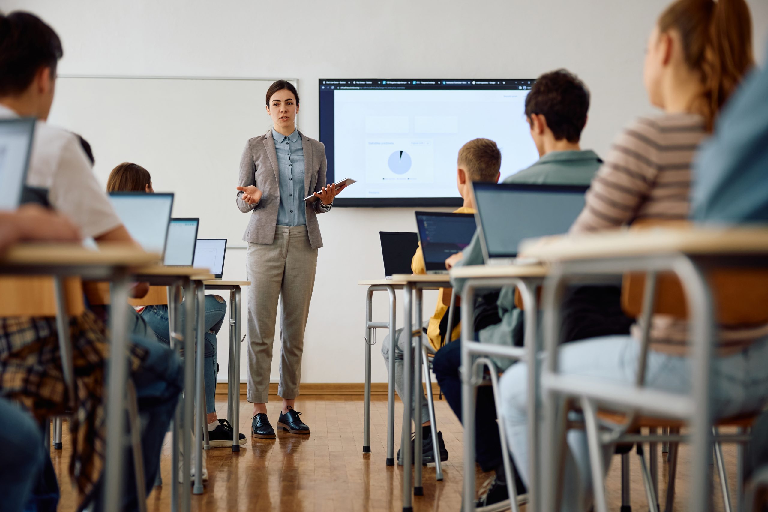 Em parceria com o Insper, instituição fundada em Harvard abre inscrições para programa gratuito de liderança para jovens no Brasil