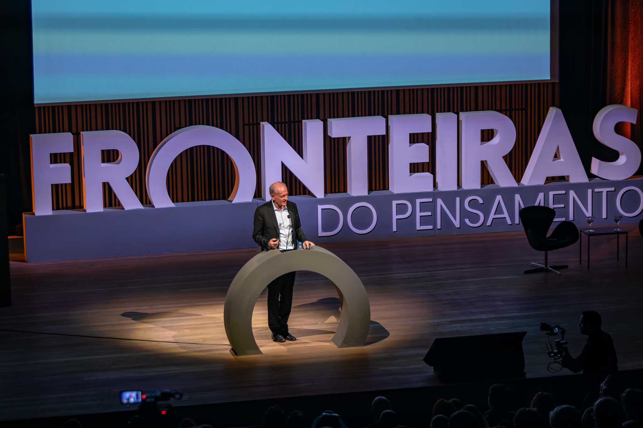 Com Teatro Unisinos lotado, o Fronteiras do Pensamento abordou “Quem está no controle?”