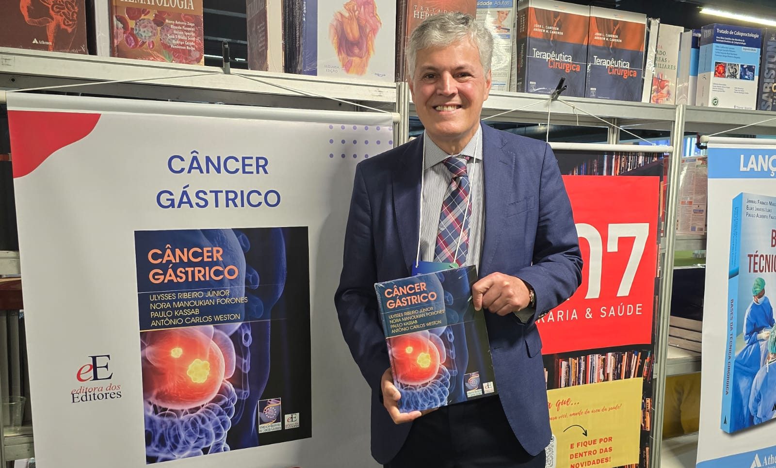 Coordenador de Medicina assina livro referência em câncer gástrico 
