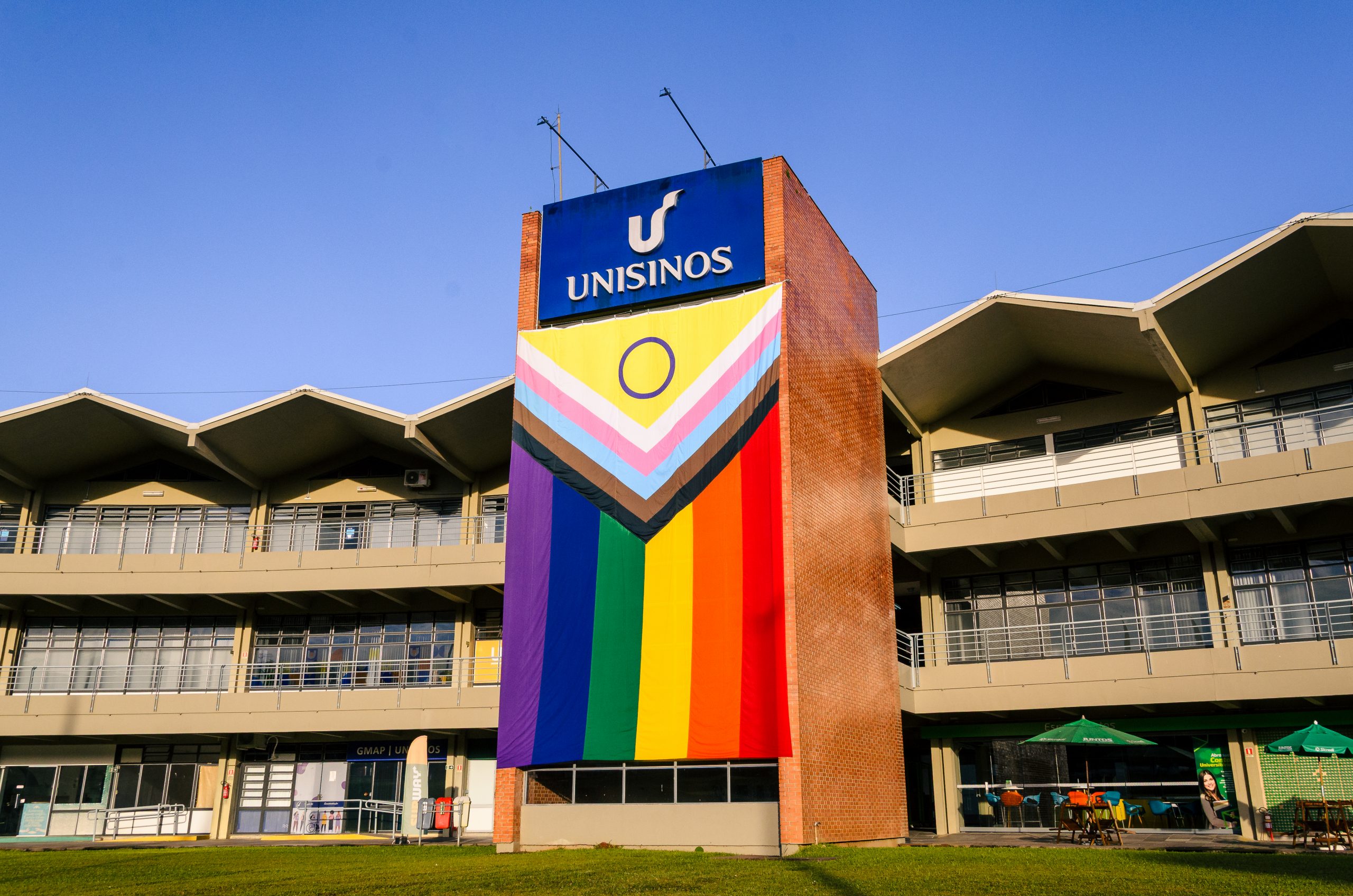 Unisinos promove hasteamento de bandeiras LGBTQIAPN+ e reforça compromisso com a inclusão