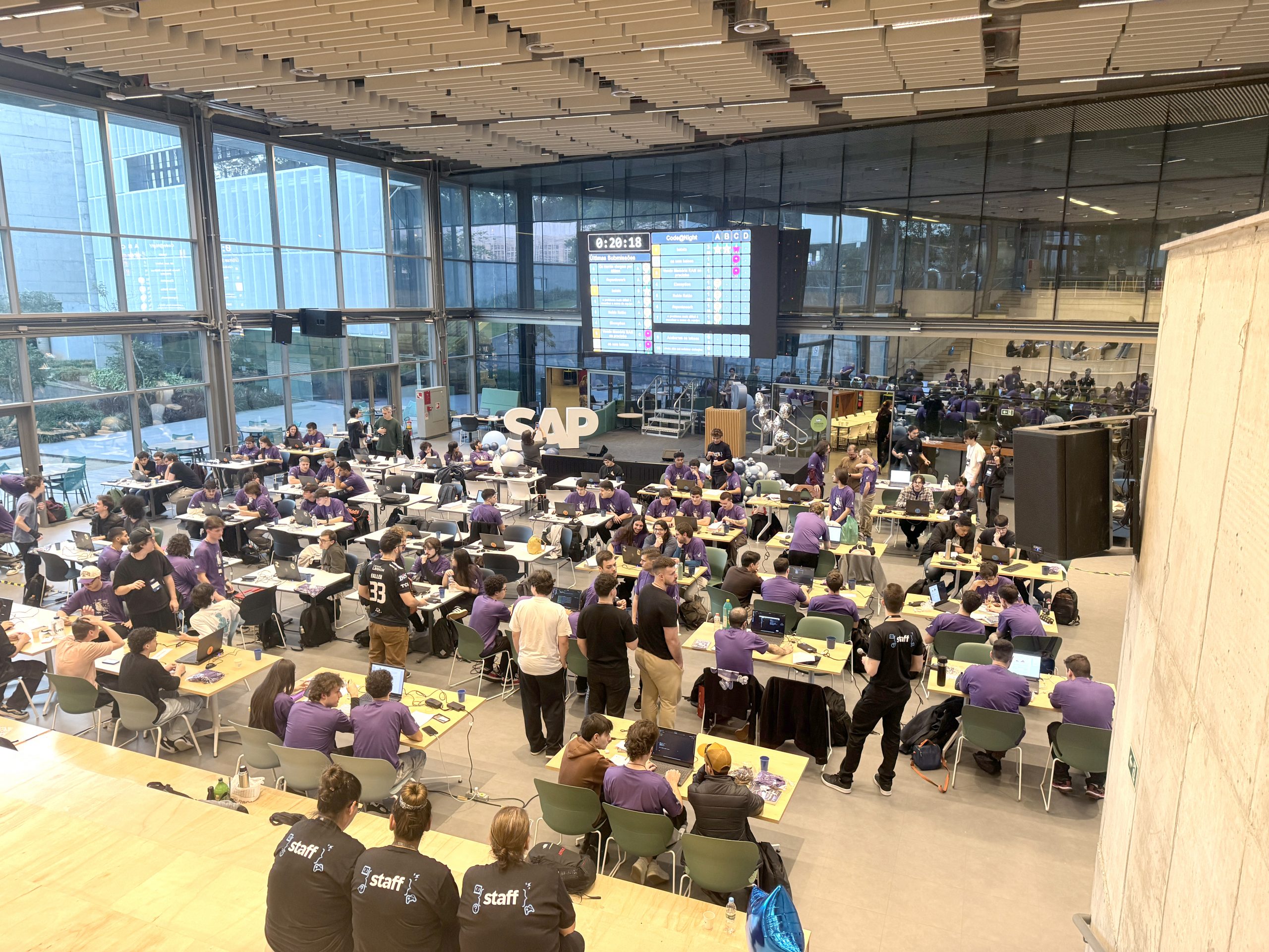 Code@Night reúne estudantes em maratona de programação