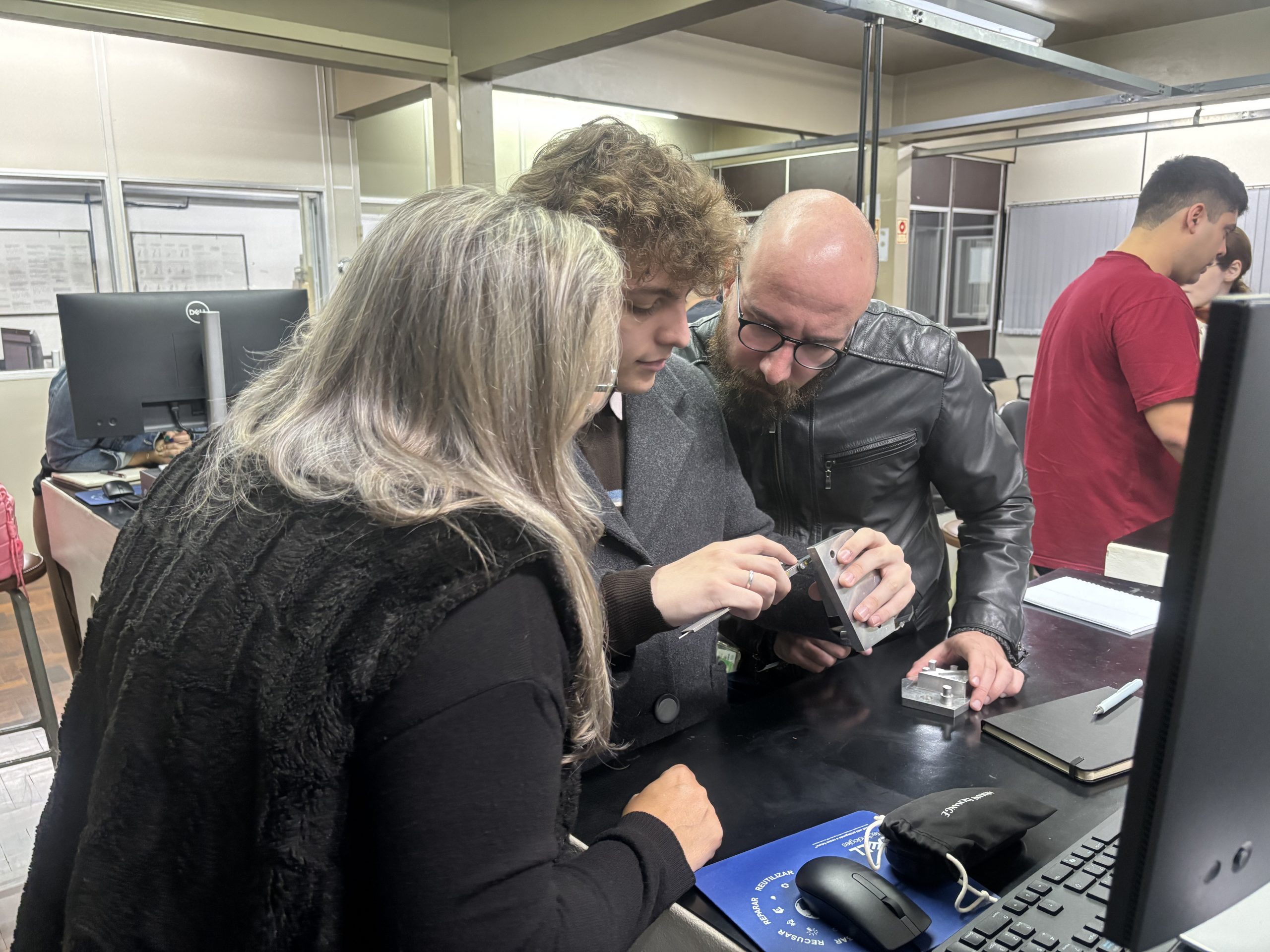 Estudantes de Matemática participam de atividade prática com paquímetro 