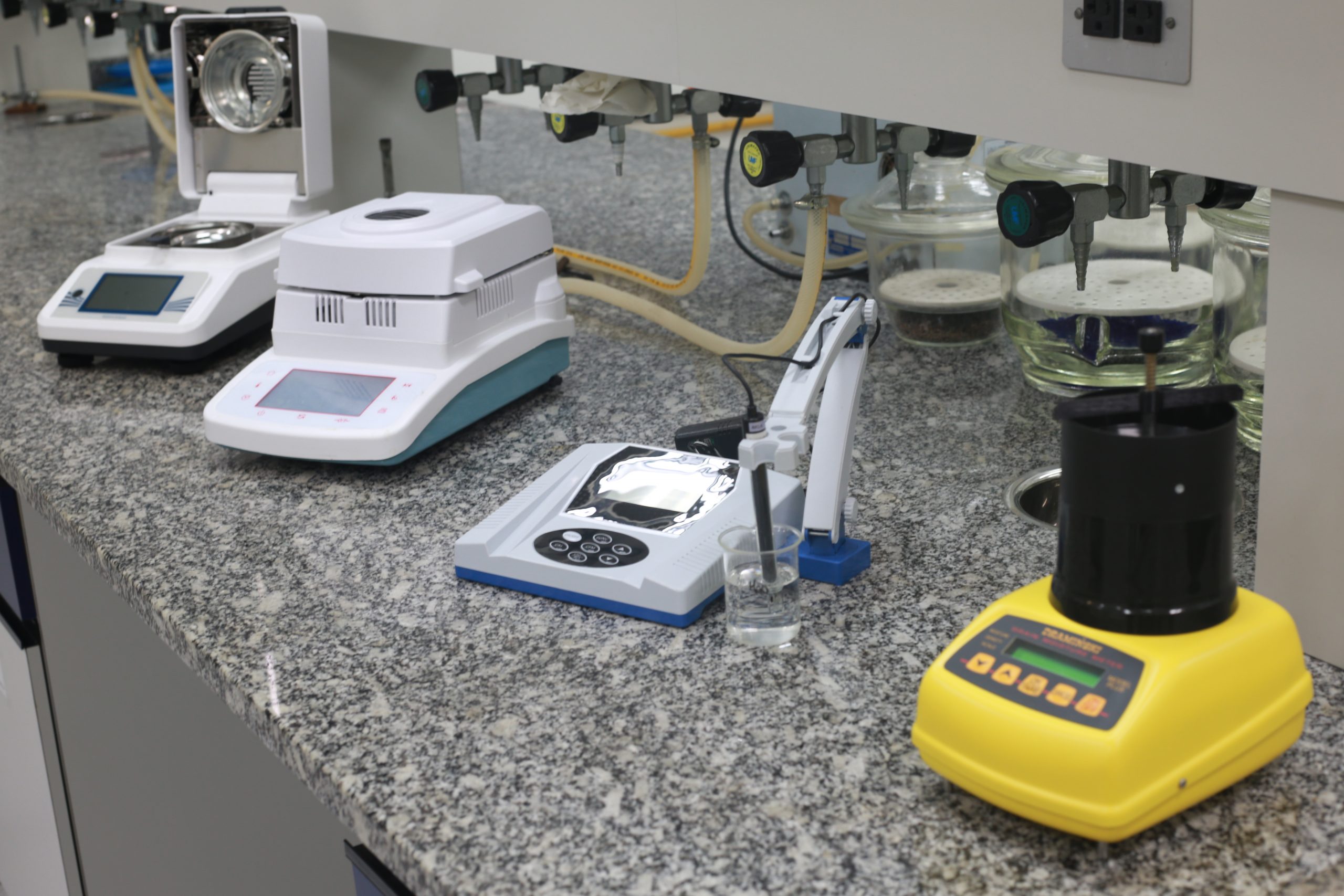 Engenharia Química recebe equipamentos analíticos da AKSO, especializada em instrumentos de medição