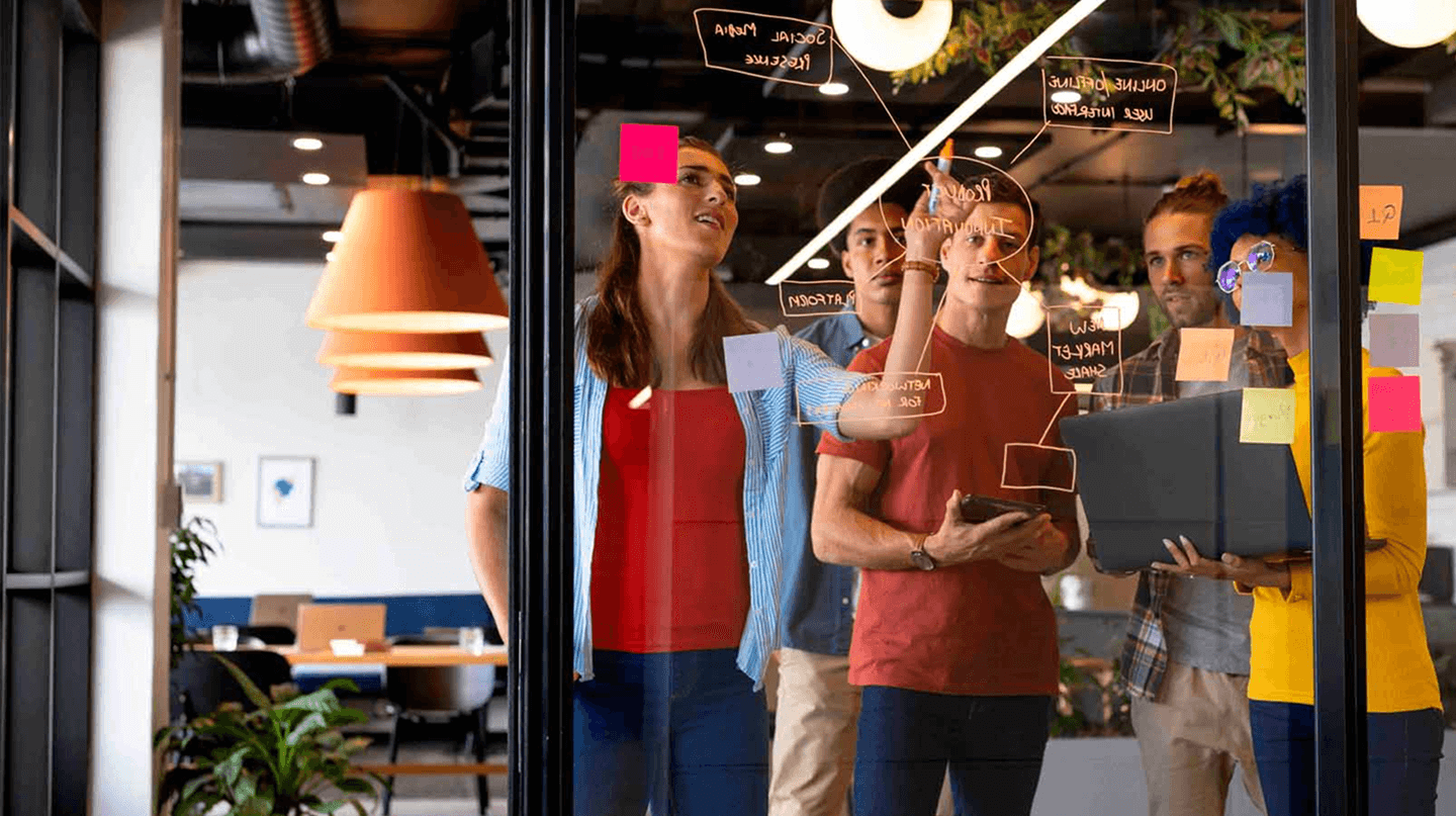 Alunos trabalhando com design estratégico em ambiente colaborativo