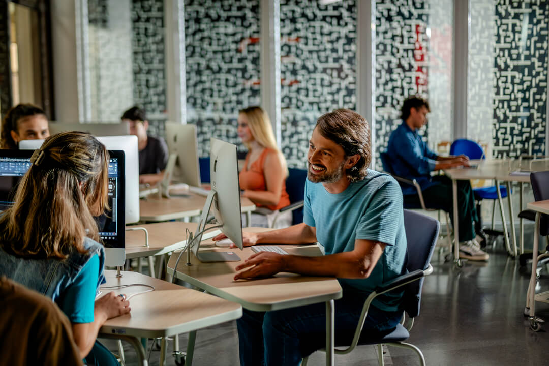 Alunos trabalhando com design estratégico em ambiente colaborativo