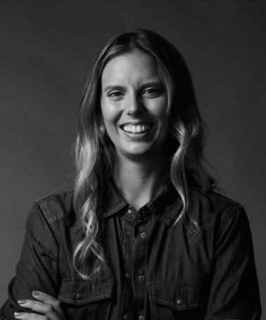 Julia Bonecker Lóra Tobar