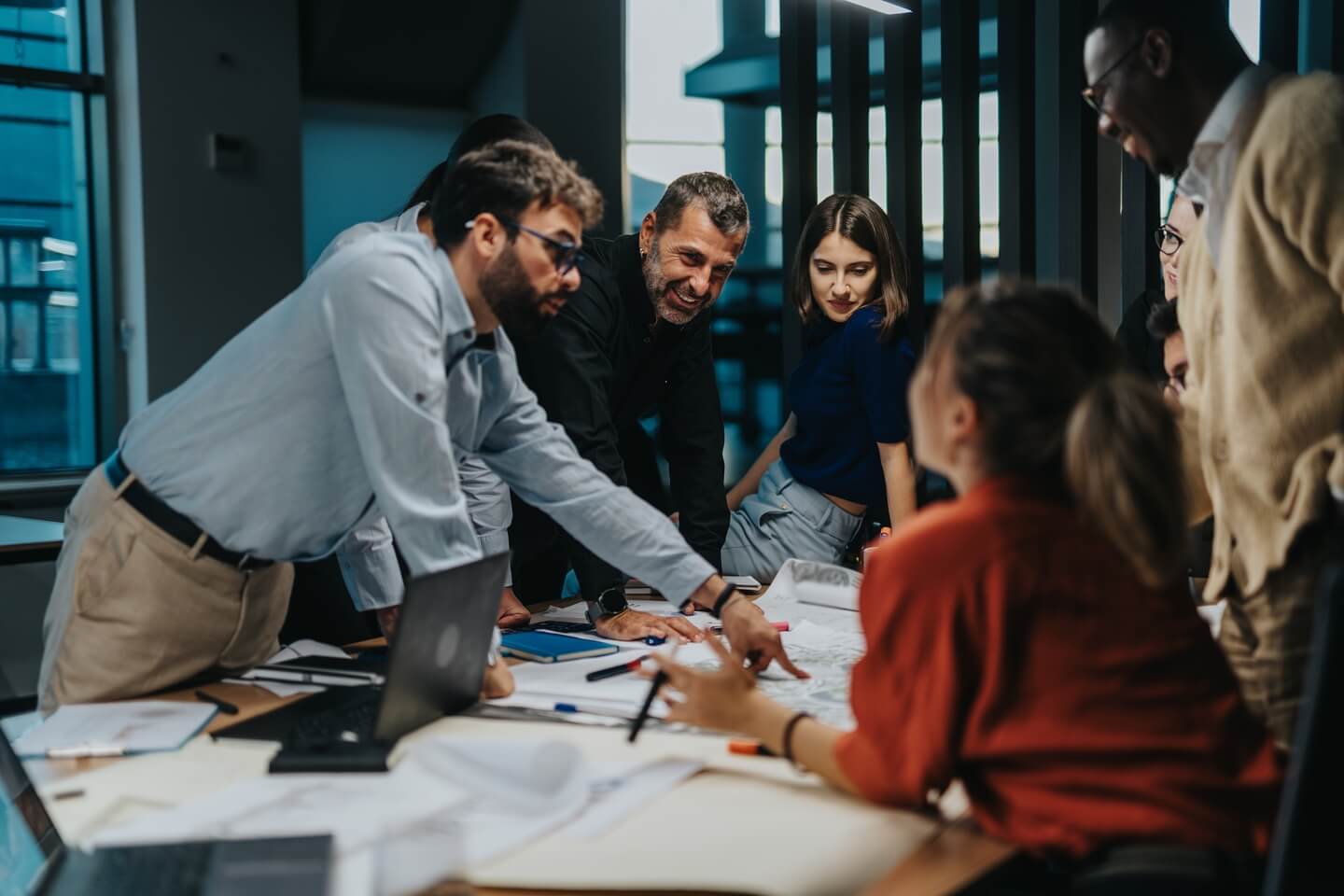 Alunos trabalhando com design estratégico em ambiente colaborativo