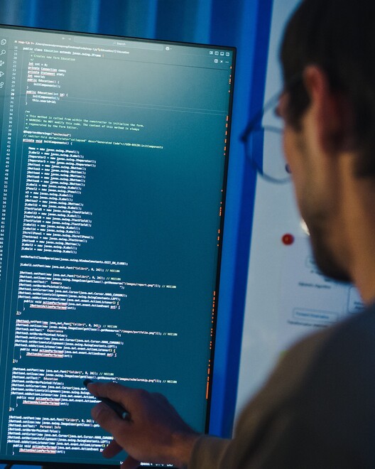 Designer analisando paleta de cores