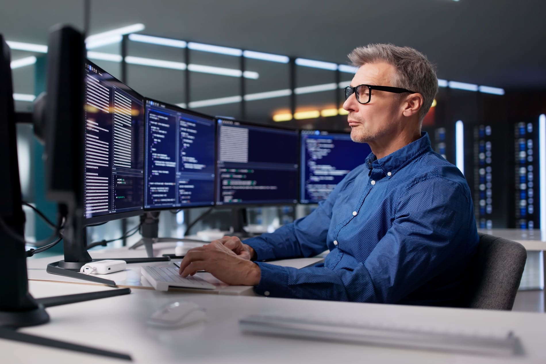 Alunos trabalhando com design estratégico em ambiente colaborativo