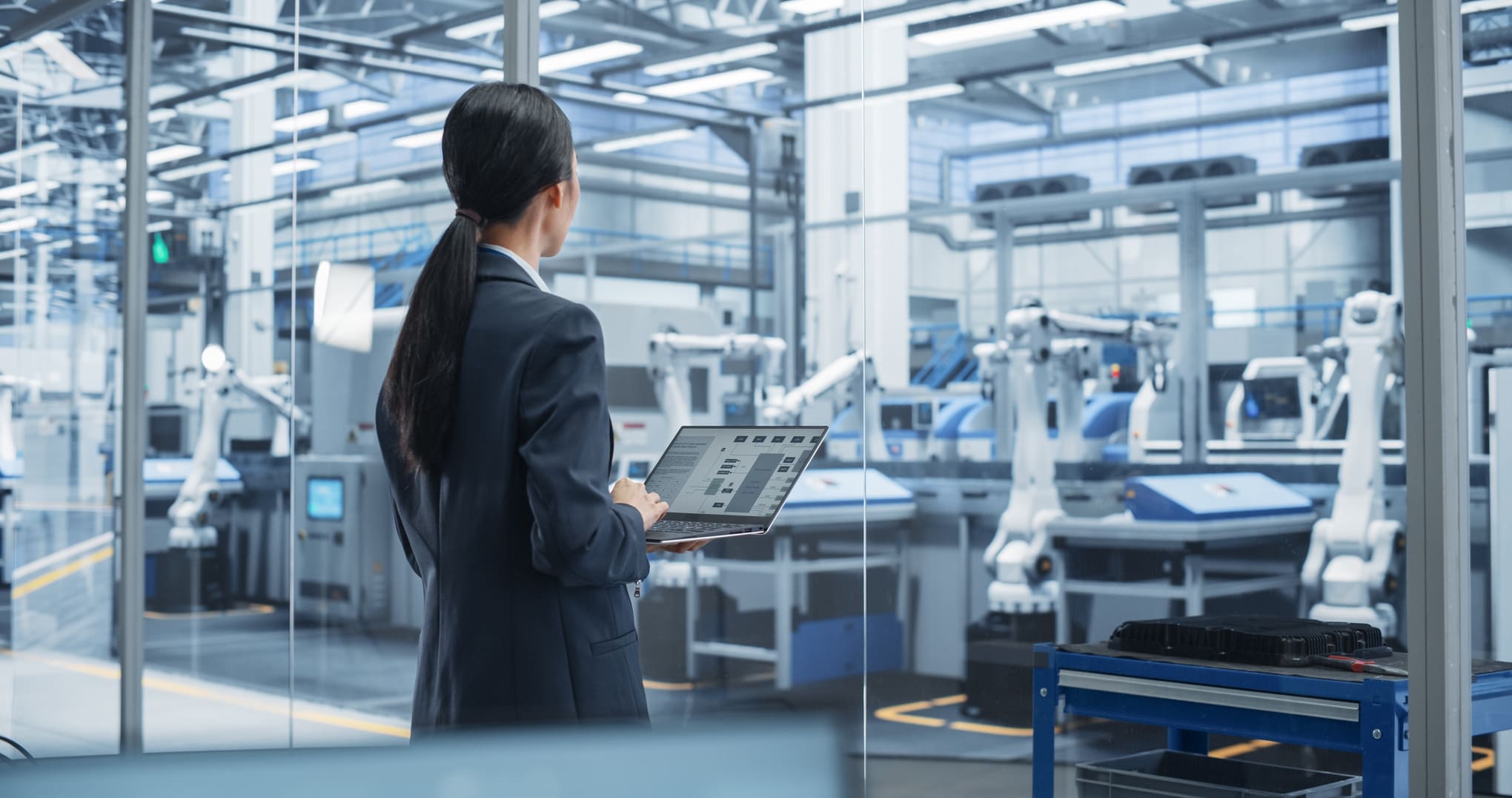 Alunos trabalhando com design estratégico em ambiente colaborativo