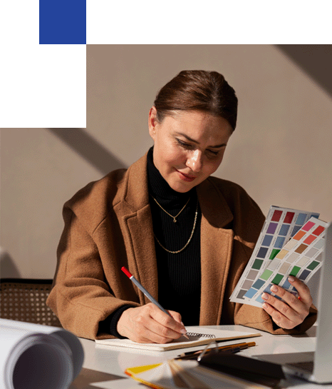 Designer analisando paleta de cores