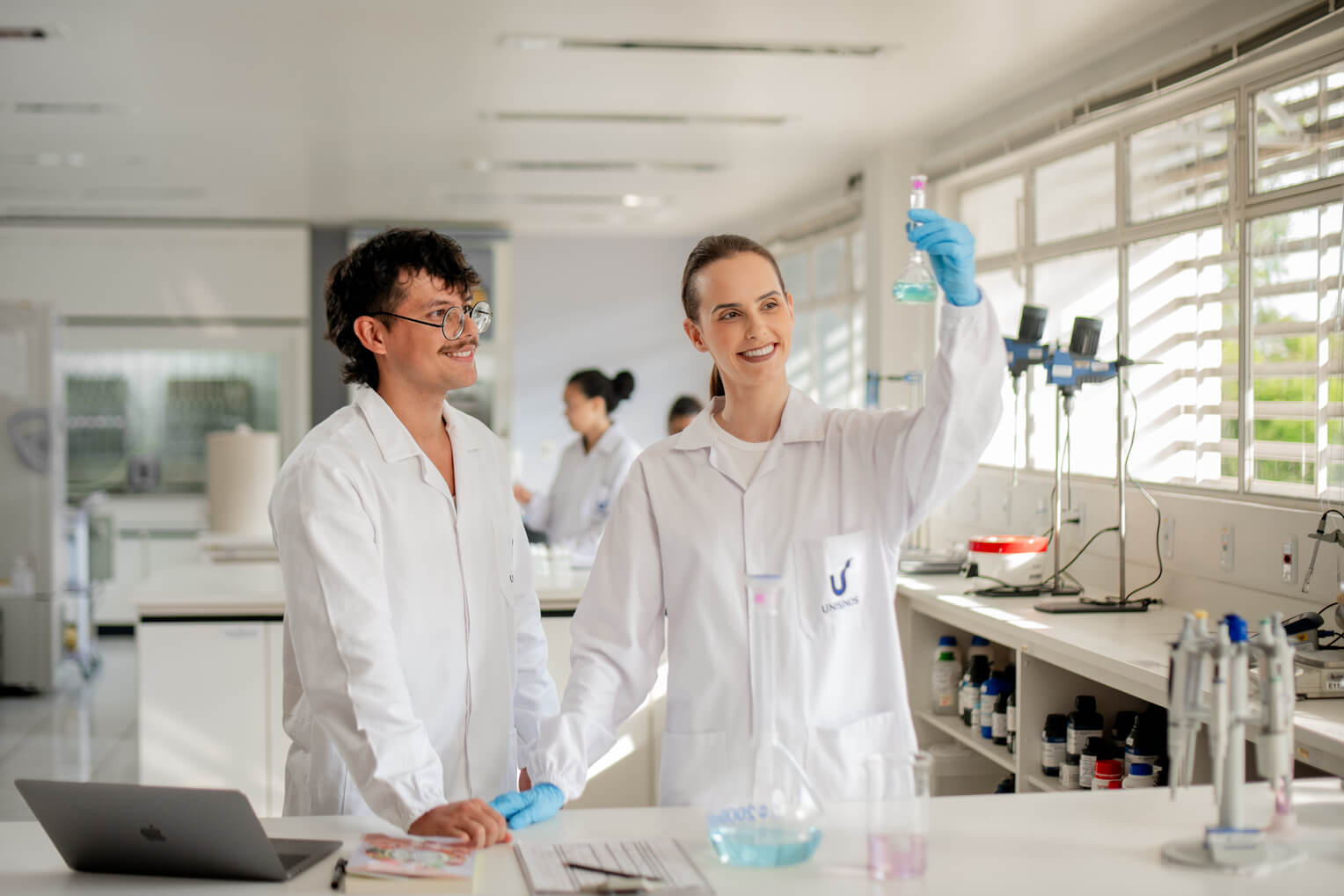 Alunos trabalhando em laboratório